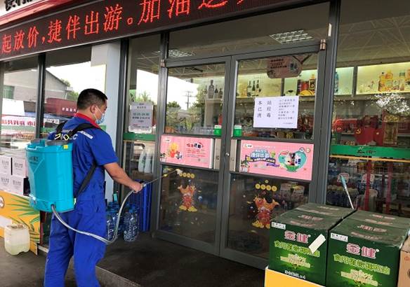 湖南石油第一時(shí)間安排向張家界運(yùn)送防疫及民生物資，物資通過多種渠道順利送抵。自7月下旬以來，張家界石油一邊落實(shí)地方防疫政策，一邊抓好民生保供，全市近50座加油站全部營業(yè)，40余座易捷便利店商品供應(yīng)不打烊，全線抗疫保民生，全力以赴助力打贏疫情防控阻擊戰(zhàn)。