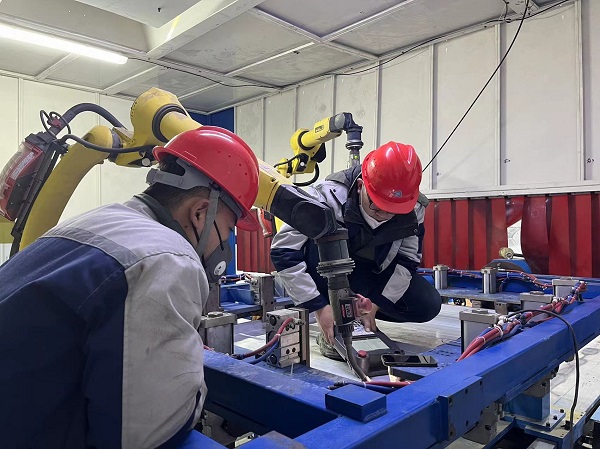 14點，江蘇長江智能制造研究院有限責任公司秦拓、王豪在無錫現(xiàn)場進行新能源電池托盤焊接項目的設備安裝及調試工作.jpg