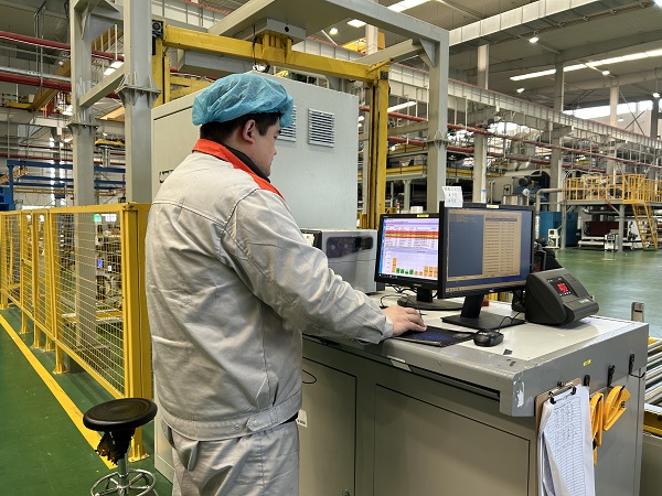 7. 江蘇常州，長江院常州科技韓金城在無紡布車間操作自動包裝機器人.jpg