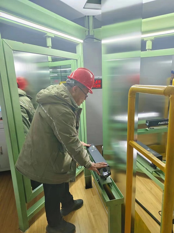 4. 山東臨清，冶金事業部劉波正在檢查帶鋼表面質量.jpg