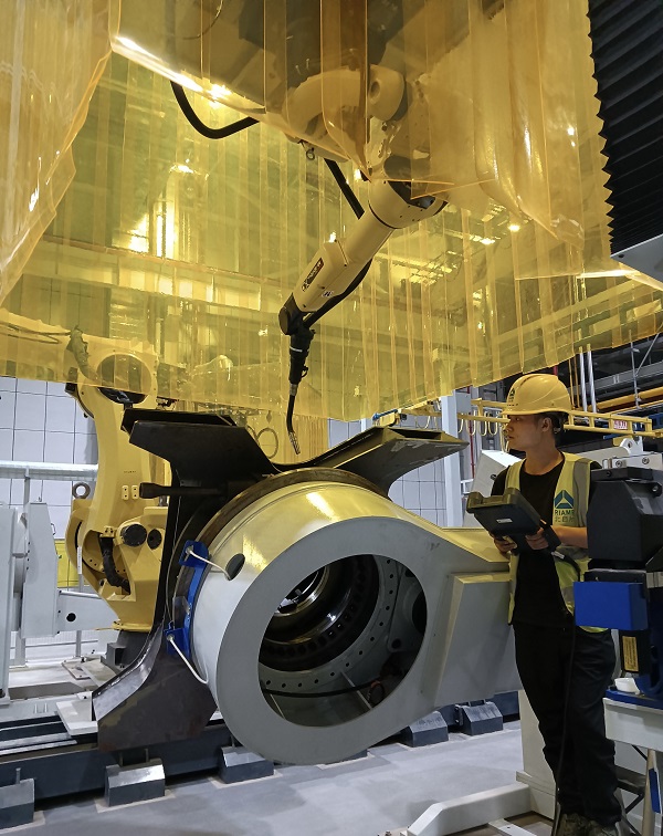 5. 山西太原，機器人事業部趙海如在挖焊接生產線上進行焊接工藝調試.jpg